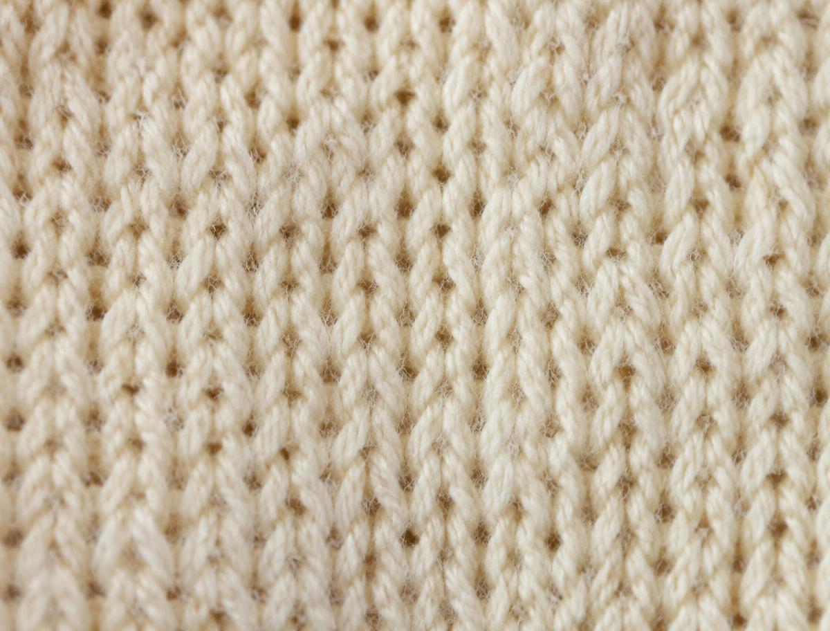 Nahaufnahme gestrickter Jersey-Maschen mit Luftzwischenräumen